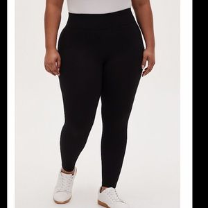 STUDIO SLIM FIX BLACK PREMIUM PONTE PIXIE PANT